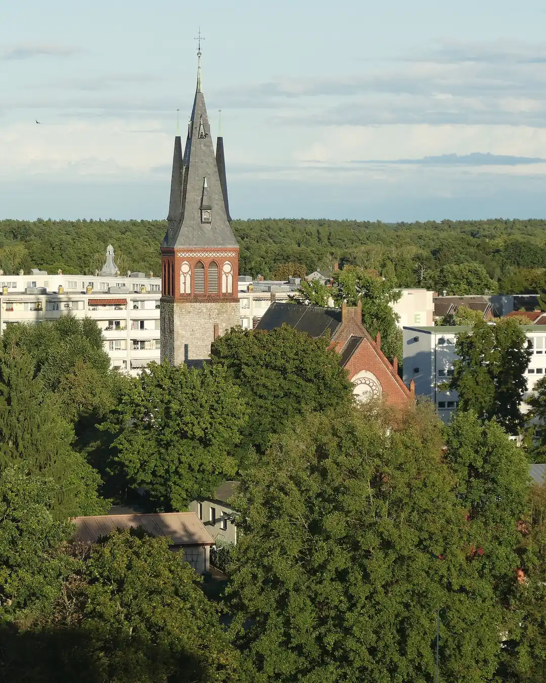 Blick von oben auf die Genezarethkirche in Erkner