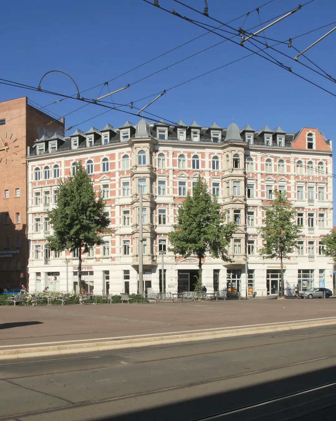 Der Lindenauer Markt in Altlindenau mit Marktstraße und Westbad