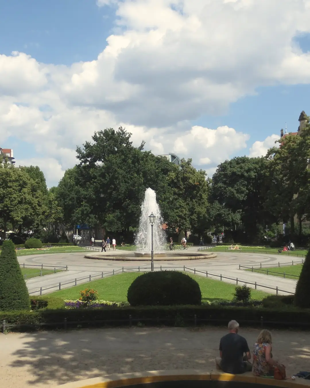 Viktoria-Luise-Platz in Berlin-Schöneberg mit Springbrunnen und Grünanlage